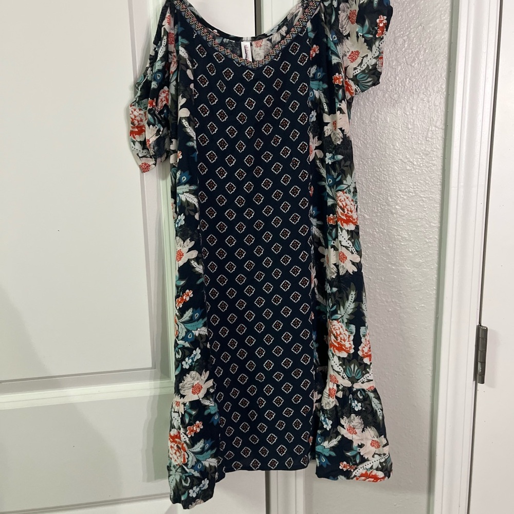 🔴 CLEARANCE buy 2 for $12 
Xhilaration Navy Floral Midi Dress